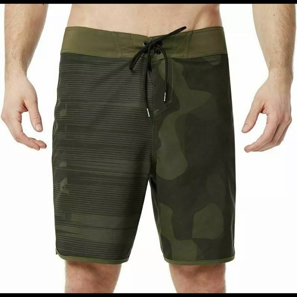 OAKLEY Men's Board Shorts Utah Camo Green Dark